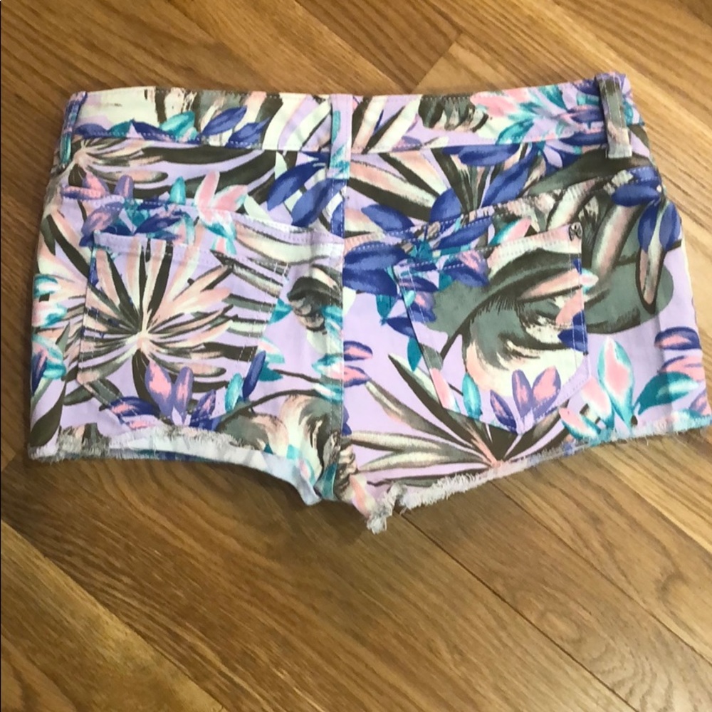 Cutoff Patterned Jean Shorts - Picture 3 of 5
